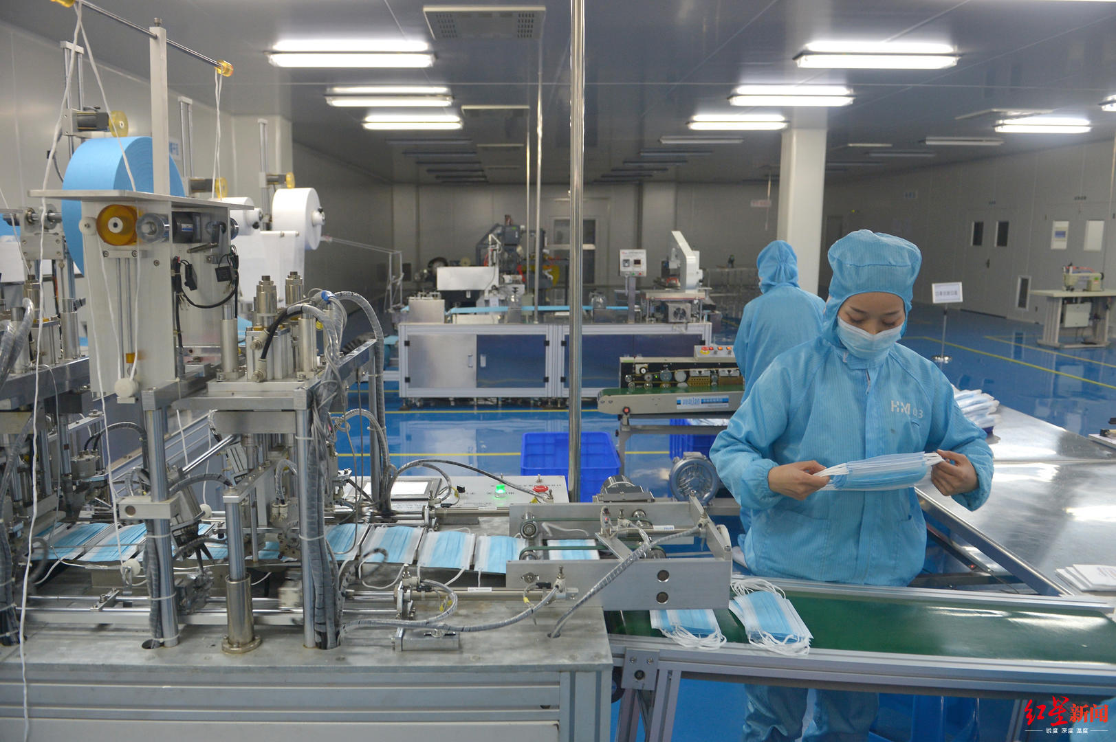 大年三十 這群最可愛的人還堅(jiān)守一線生產(chǎn)口罩(圖)